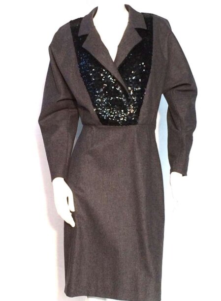 Abito vintage da donna anni ’80 in lana grigia con inserti in paillettes nere sul davanti, firmato Maxima by Max Mara.