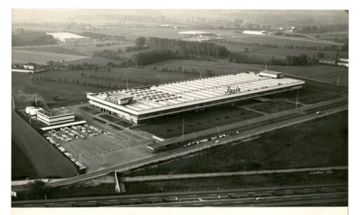 Veduta aerea dello stabilimento del Gruppo Finanziario Tessile (GFT) negli anni Sessanta, simbolo dell’industrializzazione del settore moda italiano.