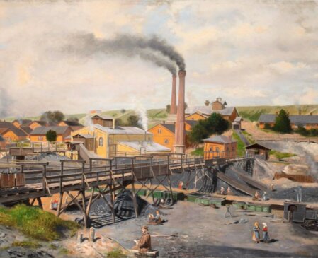 Vista ampia di un complesso industriale ottocentesco: capannoni in mattoni gialli, due alte ciminiere da cui esce fumo scuro, strutture di legno e passerelle sospese per il trasporto di materiali, binari su cui scorrono piccoli carri ferroviari e diverse outbuilding disposte su un terreno di cava, il tutto immerso in un paesaggio collinare e sotto un cielo nuvoloso.