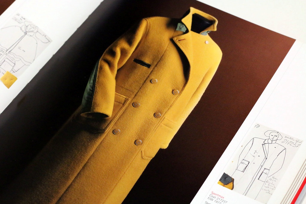 Rivista con una foto di un cappotto giallo con annesse schede tecniche.
