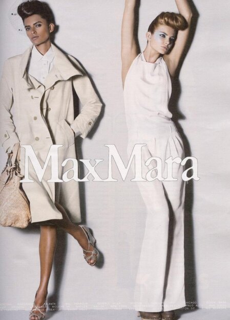 Due modelle in posa con abiti bianchi Max Mara in una campagna pubblicitaria minimalista degli anni 2000, con logo centrale.